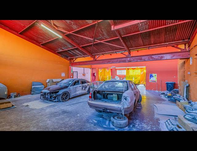 1,963M² FACTORY FOR SALE IN BOOYSENS
